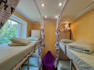 Zimmer mit 2 Etagenbetten und einem Fenster in der Unterkunft Pechersky Hostel in Kiew
