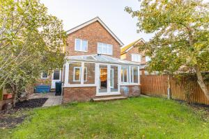Zahrada ubytování 5 Bed House Heathrow Egham Virginia Water Sleeps 7 or Up To 8 If Sharing Beds, Mid To Long Term Bookings Welcome