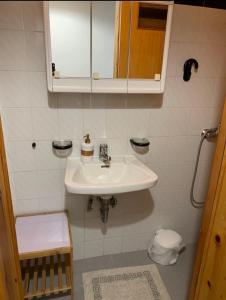 a bathroom with a sink and a mirror at Charoula Pavliani Fthiotidas in Pávliani