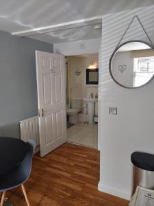 une chambre avec une salle de bain avec WC et un miroir dans l'établissement The Bath House Apartments - Free 1st breakfast - FREE parking, à Bath 38 autres photos