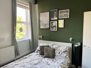 Cama o camas de una habitación en Spacious modern 1-bed apartment near Victoria Park
