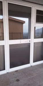 un paio di porte a vetri su un edificio di Monolocale Palermo torretta a Torretta