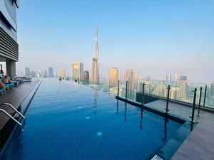 Der Swimmingpool an oder in der Nähe von Unique 2br with Infinity Pool view on Burj Khalifa