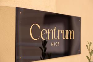 Centrum Nice في نيس: علامة تقرأ centrum nike على جدار