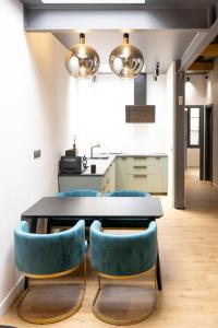 una sala da pranzo con tavolo e sedie blu di Centrum Nice a Nizza