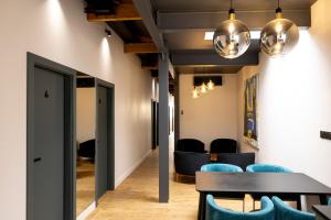 尼斯Centrum Nice的一间配备有蓝色椅子和桌子的用餐室