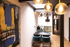 una sala da pranzo con tavolo e sedie blu di Centrum Nice a Nizza