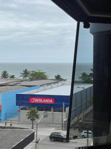 een auto geparkeerd voor een autodealer bij Apto 3 dorm completo - 100m Praia - Meia Praia in Itapema