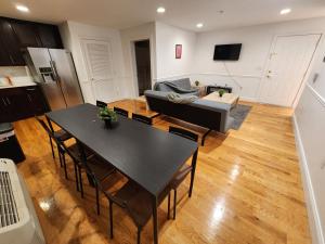 sala de estar con 2 mesas y sofá en Stylish 2BR Apt Mins to NYC! en Union City