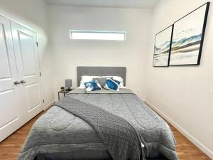 Un dormitorio con una cama con almohadas azules. en NEW! 5 min from Mall, Airport, and Dinning! en McAllen