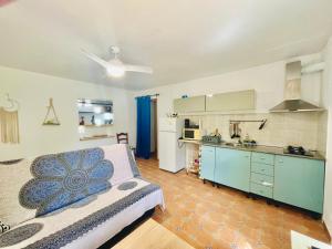 a kitchen with a bed in a room at Alicante Garden & BBQ - Estudio adosado con Jardín, Parking Privado y Relax Total in Alicante