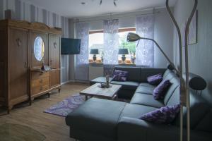 un salon avec un canapé et une table dans l'établissement Ferienhaus Wellness-Oase in Lingen Ems , Monteurunterkunft, Wellness exclusive, à Lingen