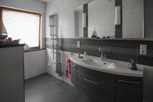 une salle de bain avec un lavabo et un miroir dans l'établissement Ferienhaus Wellness-Oase in Lingen Ems , Monteurunterkunft, Wellness exclusive, à Lingen 18 autres photos