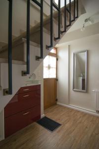 Cette chambre dispose d'un escalier avec un lavabo et un miroir. dans l'établissement Ferienhaus Wellness-Oase in Lingen Ems , Monteurunterkunft, Wellness exclusive, à Lingen