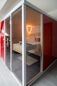 Habitación con puertas correderas de cristal en la cocina en Ferienhaus Wellness-Oase in Lingen-Ems, Wellness zubuchbar, en Lingen