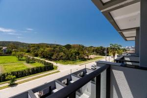 einen Balkon mit Straßenblick in der Unterkunft Casa.praiaemar in Canto Grande