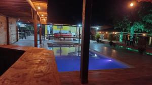 聖羅克迪米納斯的住宿－Pousada Canastra Mineira，夜间游泳池的镜子反射