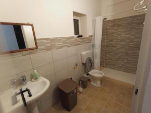 bagno con lavandino e servizi igienici di Monolocale Palermo torretta a Torretta
