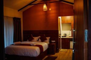 Een bed of bedden in een kamer bij Coffee Cradle Wayanad Luxuorios Private Tree House - Inside 2 Acre Coffee Plantation