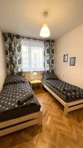 Giường trong phòng chung tại Warszawa Krucza Pokoje