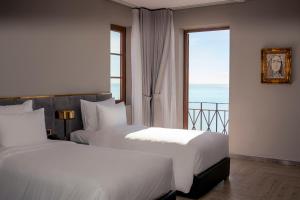 2 camas en una habitación de hotel con vistas al océano en CASEPIA - Free Hon Thom Cable Car & Aquatopia Water Park en Phu Quoc