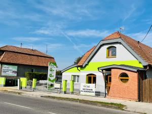 un edificio sul lato della strada di Penzión Tyché a Šurany