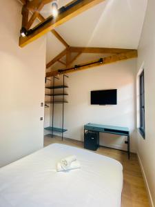 una camera da letto con un letto, una scrivania e una TV di Centrum Nice a Nizza Altre 74 foto