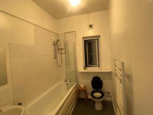uma casa de banho com um WC, um chuveiro e um lavatório. em Cosy central apartment near Stokes Croft em Bristol