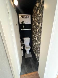 a small bathroom with a toilet in a hallway at Schlafzimmer der Stille in Bochum