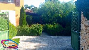 una entrada a un jardín con una puerta en ViViHolidays, en Castellammare del Golfo