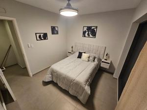 Un dormitorio con una cama grande en una habitación. en Riparo Bosques, en Maipú