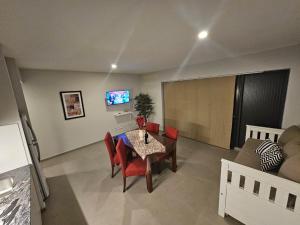 Una sala de estar con una mesa y sillas y un sofá. en Riparo Bosques, en Maipú