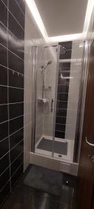 Un baño con ducha con puerta de cristal. en Princess apartment Zagreb, en Zagreb