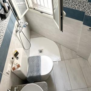 a small bathroom with a toilet and a window at L' APPARTAMENTO sul MARE in Agnone Bagni +21 photos