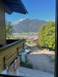 einen Blick aus dem Fenster eines Parkplatzes mit einem Berg in der Unterkunft Gästezimmer Schwaz Panorama in Schwaz