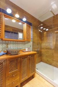 a bathroom with a sink and a shower at Los Marineros in Gran Tarajal