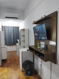 Cette chambre dispose d'une télévision murale et d'un bureau. dans l'établissement AgattaGuia&Hospeda Lapa Rio 1103, à Rio de Janeiro