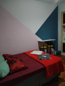 - une chambre avec un lit et une couverture rouge dans l'établissement AgattaGuia&Hospeda Lapa Rio 1103, à Rio de Janeiro
