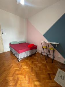 - une chambre avec un lit, un bureau et une table dans l'établissement AgattaGuia&Hospeda Lapa Rio 1103, à Rio de Janeiro
