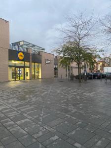 un aparcamiento vacío frente a un edificio en Bnb Antwerp SportPlaza en Amberes