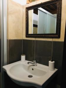 uma casa de banho com um lavatório e um espelho em Şirince leylak ev pansiyon em Selçuk