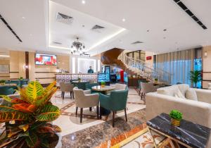hol hotelu ze stołami i krzesłami w obiekcie Shaza Regency Plaza Al Madinah w Medynie