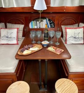 stolik z kieliszkami do wina i jedzenie na łodzi w obiekcie Dreaming of Ithaca w mieście Las Palmas de Gran Canaria