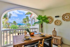 comedor con mesa y vistas al océano en Orient bay - Apartment Oceanview - Alamanda beach residence, en Orient Bay