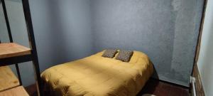 mały pokój z łóżkiem w rogu w obiekcie Casa Céntrica para 7 personas Estacionamiento Gratuito w mieście Mendoza