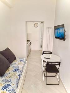 Camera con letto, tavolo e TV di ROMA LUXURY House Colosseo a Roma