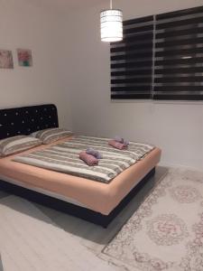 uma cama com duas almofadas num quarto em Apartman Cirkic em Sanski most