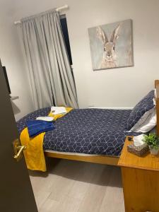 een slaapkamer met een bed met een konijn aan de muur bij Denis in Lincoln