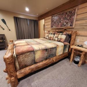 Un dormitorio con una cama hecha de troncos en BuffaloPeaks Lodge en Buena Vista