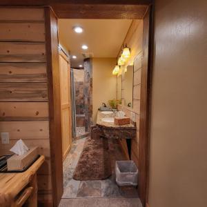 uma casa de banho com 2 lavatórios e um espelho grande em BuffaloPeaks Lodge em Buena Vista